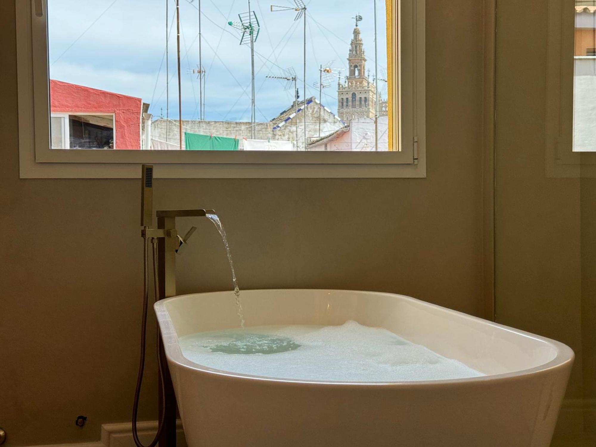 Luxury Cathedral Views In Seville Exterior photo